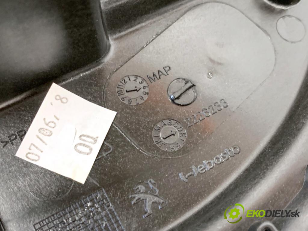 PEUGEOT 2008 I SUV 2018 81 kW 1.2 THP 110 / PureTech 110 1199 Roleta panoráma 96781144PR