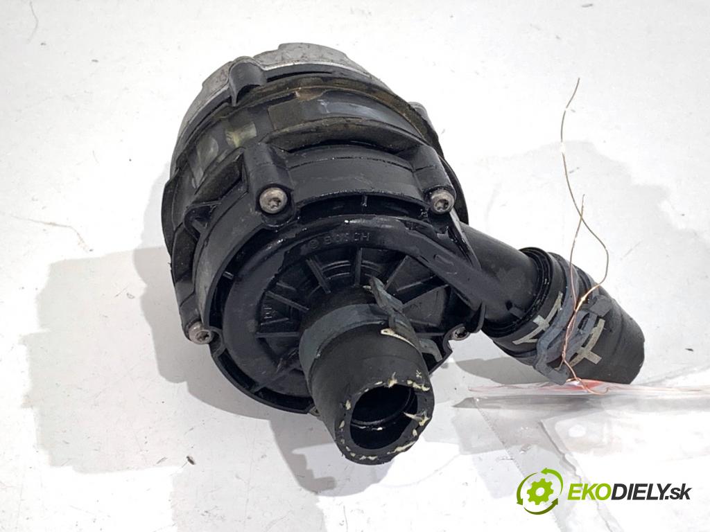 VW GOLF VII liftback 2016 85 kW e-Golf  DALŠÍ: Pumpa vody 04L965567 (Vodná pumpa)