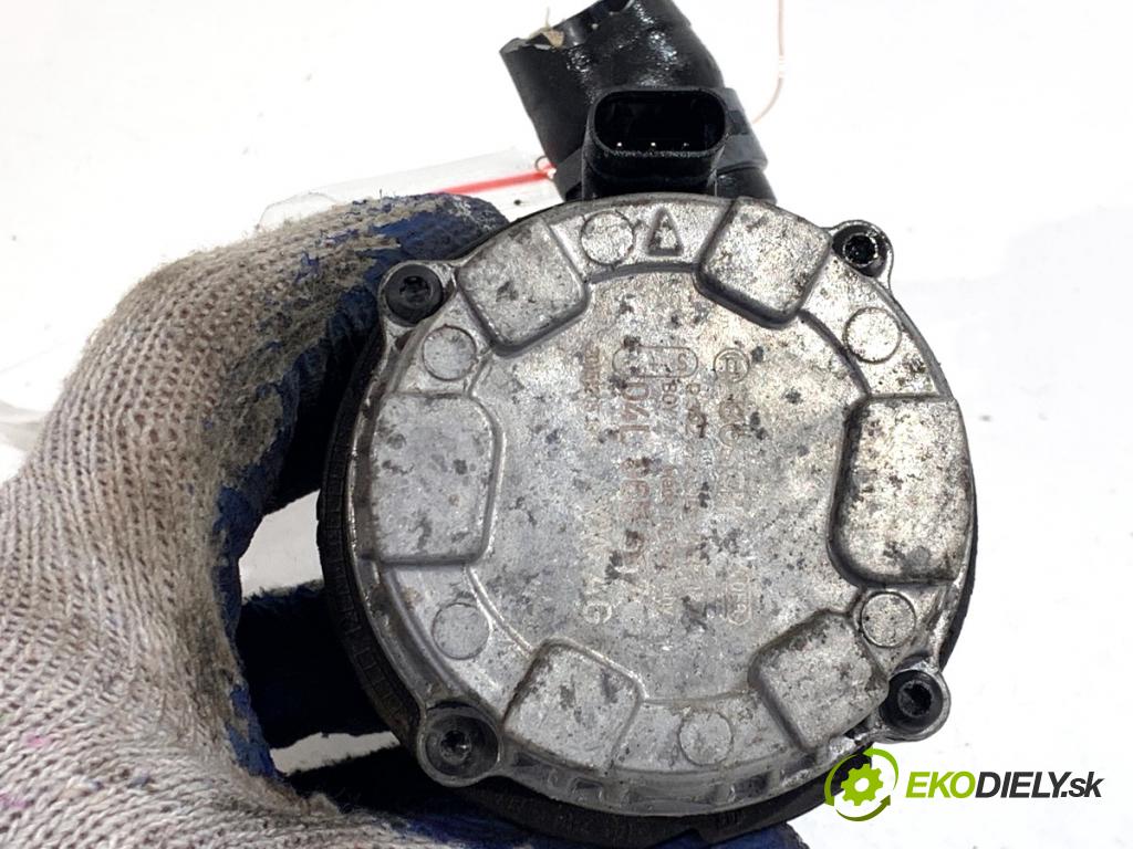 VW GOLF VII liftback 2016 85 kW e-Golf  DALŠÍ: pumpa vody 04L965567 (Vodní pumpa)