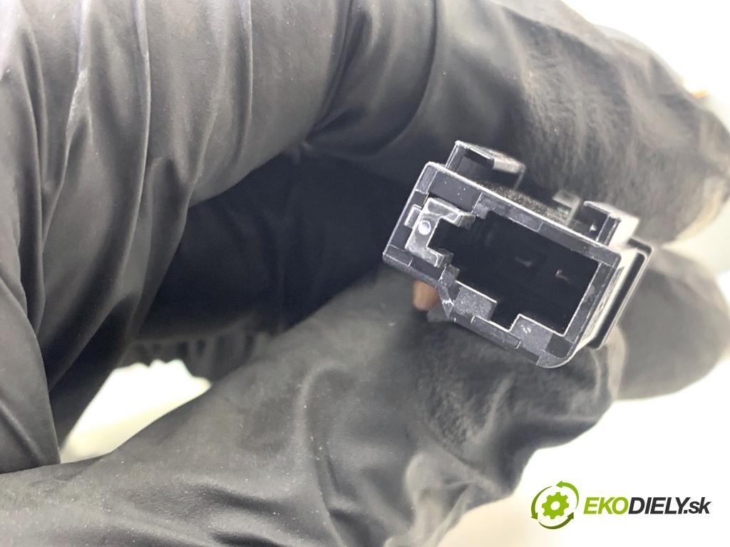 SKODA FABIA III liftback 2019 44 kW 1.0 999 světlo stropní 3B0947105C