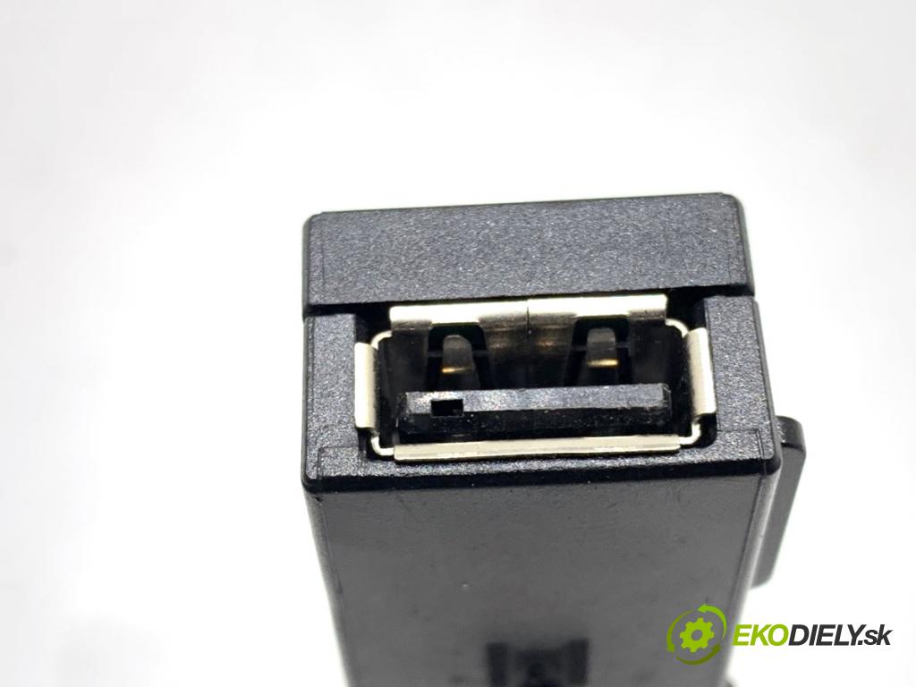 SKODA FABIA III liftback 2019 44 kW 1.0 999 HNÍZDO: USB 5Q0035726M