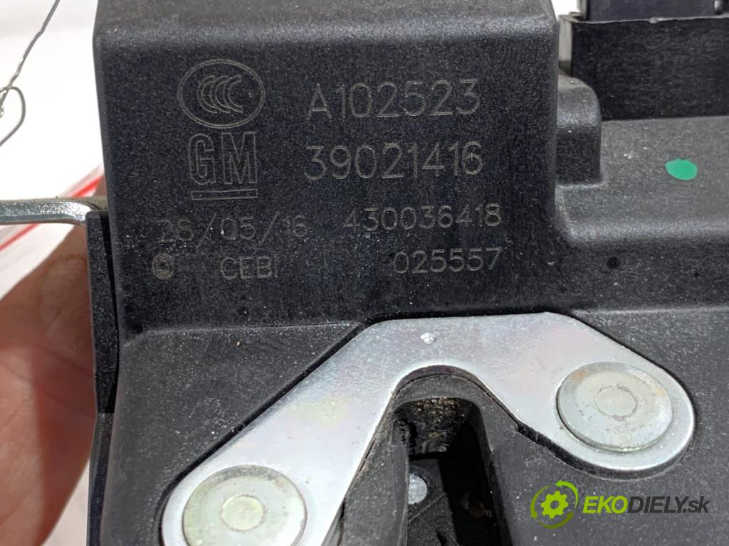 OPEL CORSA E liftback 2016 66 kW 1.4 LPG (08, 68) 1398 zámok dveří zadní část 39021416