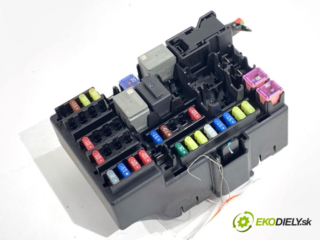 OPEL CORSA E liftback 2016 66 kW 1.4 LPG (08, 68) 1398 Skrinka poistková  (Poistková skrinka)