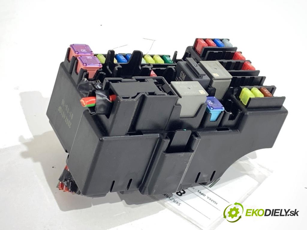 OPEL CORSA E liftback 2016 66 kW 1.4 LPG (08, 68) 1398 Skrinka poistková  (Poistková skrinka)