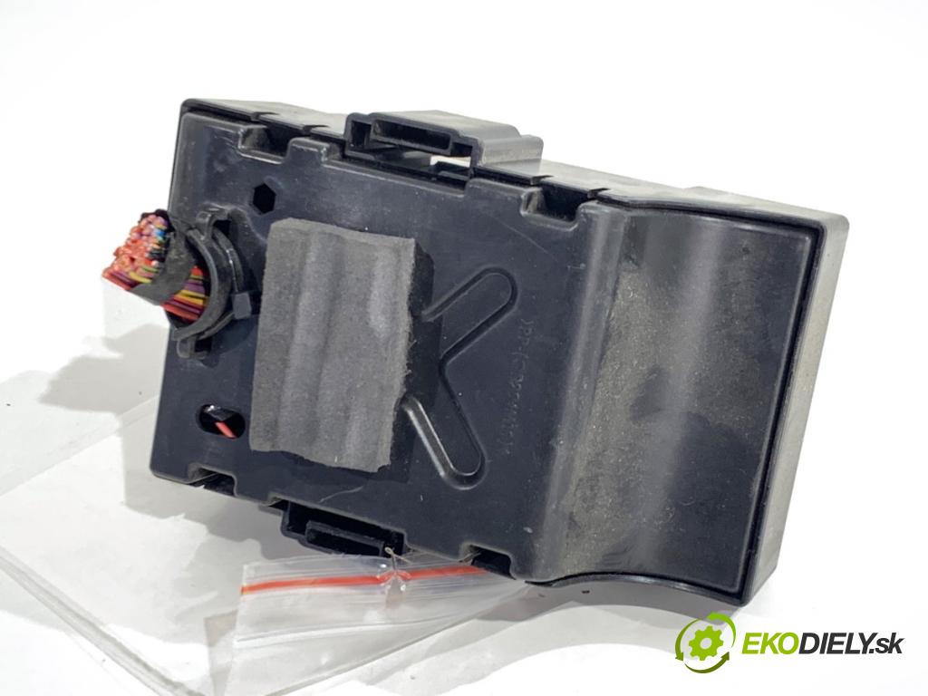 OPEL CORSA E liftback 2016 66 kW 1.4 LPG (08, 68) 1398 Skrinka poistková  (Poistková skrinka)