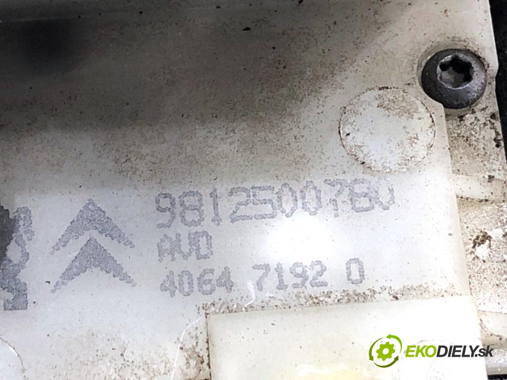 PEUGEOT 2008 I SUV 2018 81 kW 1.2 THP 110 / PureTech 110 1199 zámok Dvere pravy predný 9812500780