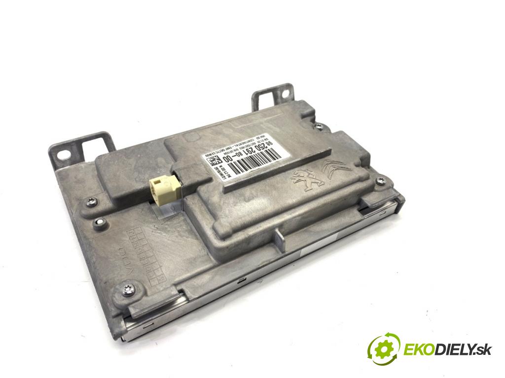 PEUGEOT 2008 I SUV 2018 81 kW 1.2 THP 110 / PureTech 110 1199 Dislpej 9825029180 (Prístrojová doska)