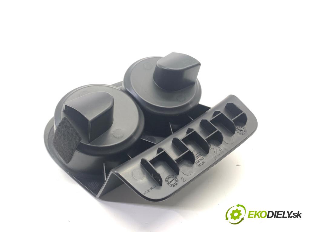 PEUGEOT 2008 I SUV 2018 81 kW 1.2 THP 110 / PureTech 110 1199 držák na nápoje 9675887377 (Držák nápojů)