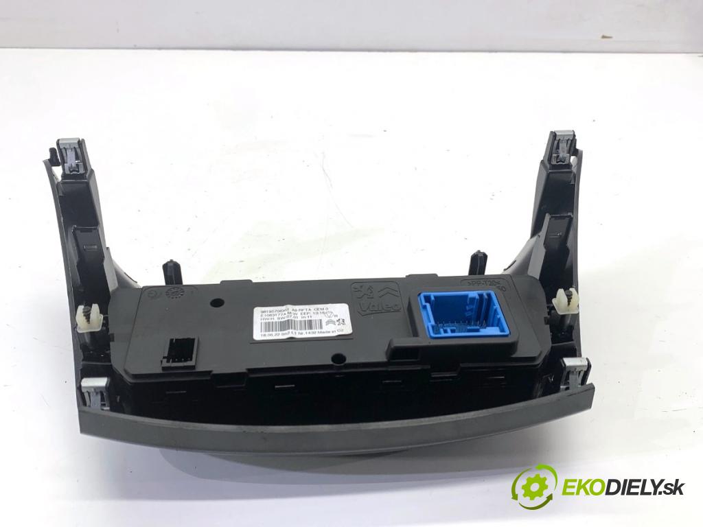 PEUGEOT 2008 I SUV 2018 81 kW 1.2 THP 110 / PureTech 110 1199 Panel ovládania kúrenia 98195706XU (Prepínacie páčky pod volantom)