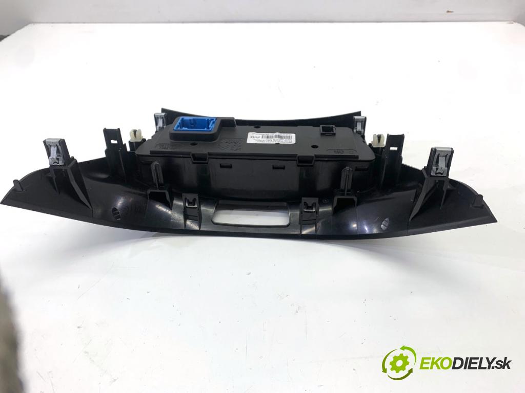 PEUGEOT 2008 I SUV 2018 81 kW 1.2 THP 110 / PureTech 110 1199 Panel ovládania kúrenia 98195706XU (Prepínacie páčky pod volantom)