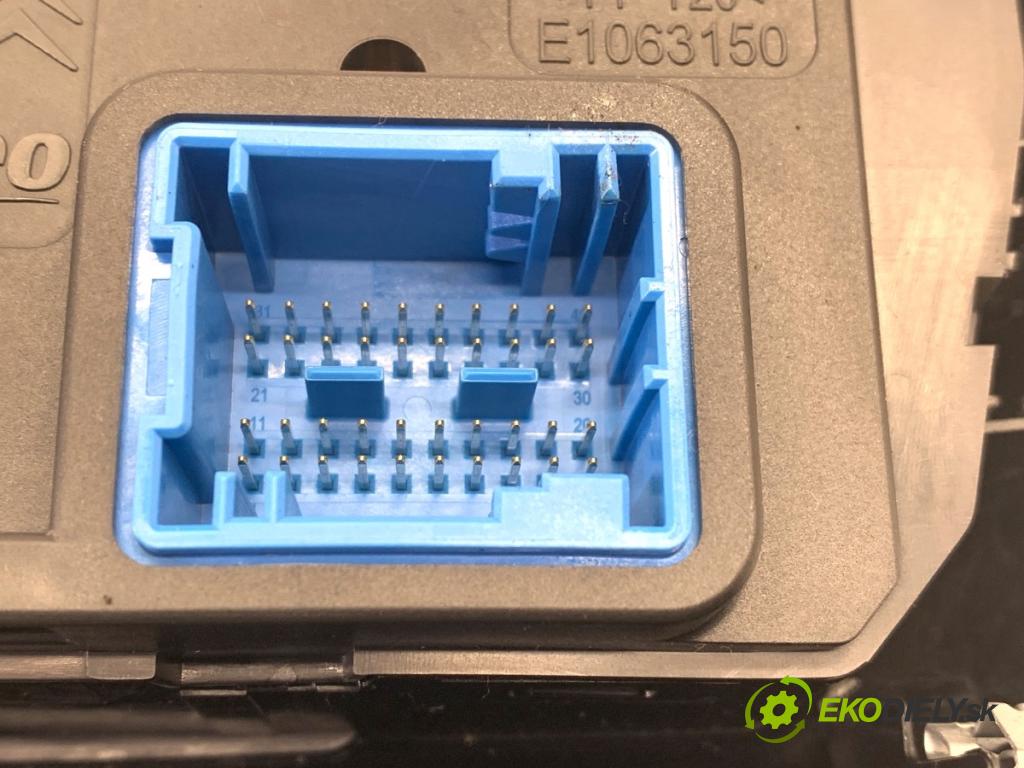 PEUGEOT 2008 I SUV 2018 81 kW 1.2 THP 110 / PureTech 110 1199 Panel ovládania kúrenia 98195706XU (Prepínacie páčky pod volantom)