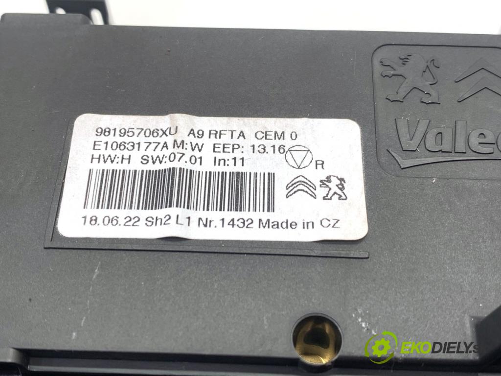 PEUGEOT 2008 I SUV 2018 81 kW 1.2 THP 110 / PureTech 110 1199 Panel ovládania kúrenia 98195706XU (Prepínacie páčky pod volantom)