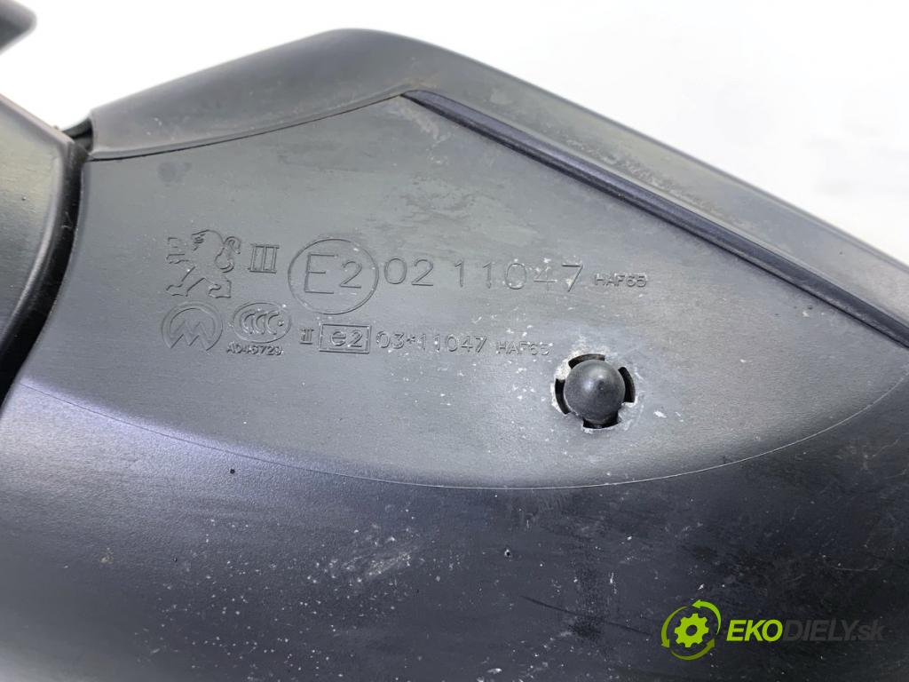 PEUGEOT 2008 I SUV 2018 81 kW 1.2 THP 110 / PureTech 110 1199 zpětné zrcátko pravý