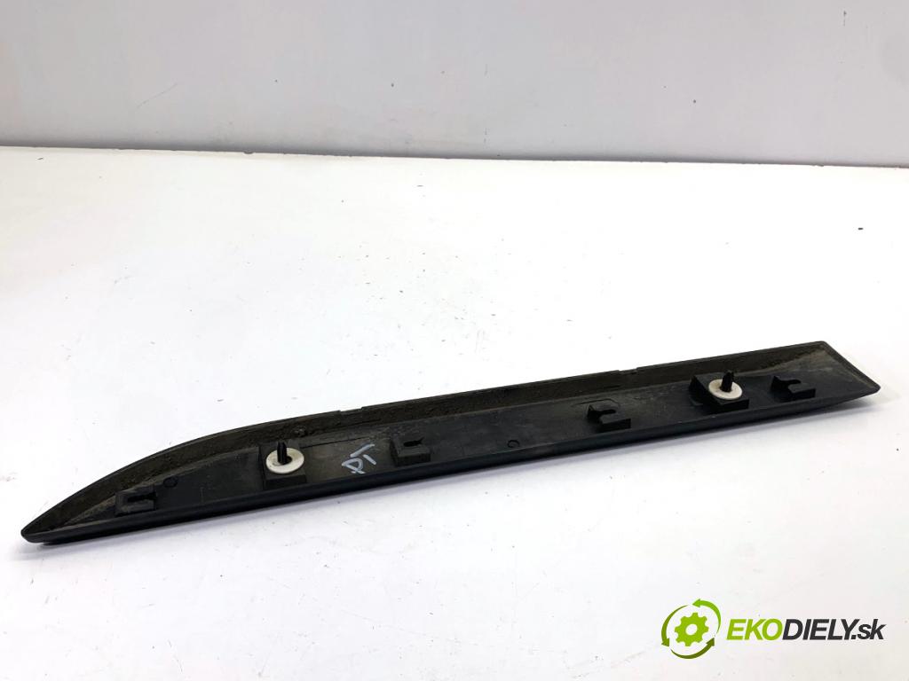 PEUGEOT 2008 I SUV 2018 81 kW 1.2 THP 110 / PureTech 110 1199 lišta dveře pravý zadní část 9678406877