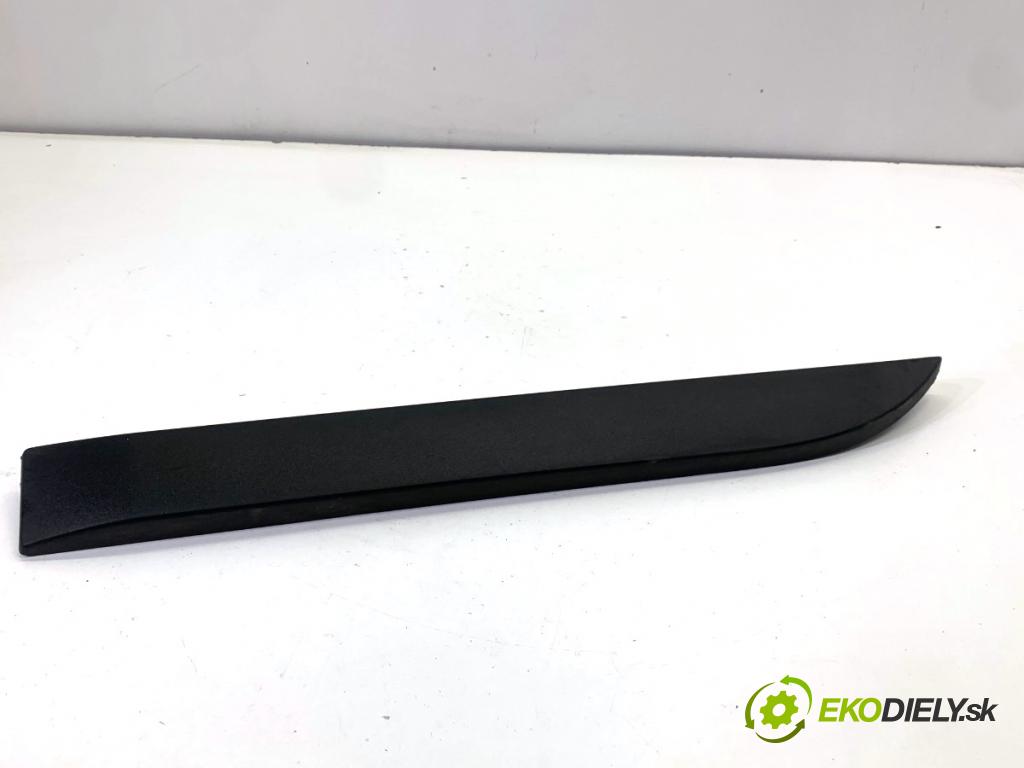 PEUGEOT 2008 I SUV 2018 81 kW 1.2 THP 110 / PureTech 110 1199 lišta dveře levý zadní část 9678407277