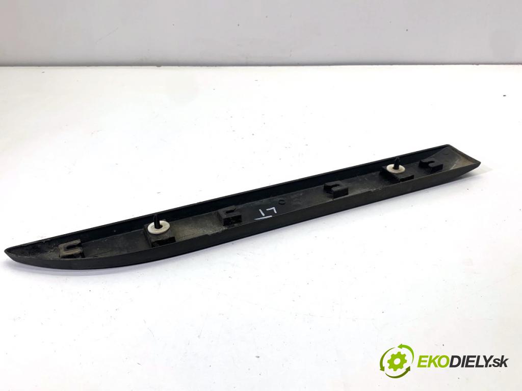 PEUGEOT 2008 I SUV 2018 81 kW 1.2 THP 110 / PureTech 110 1199 lišta dveře levý zadní část 9678407277