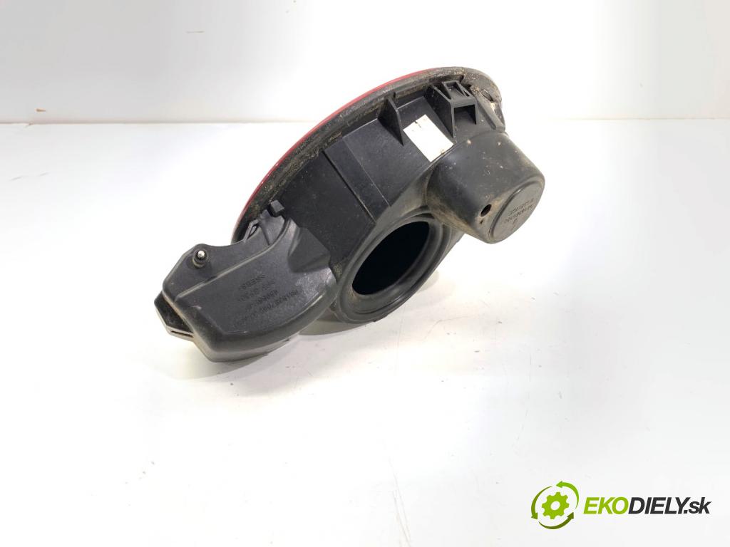 PEUGEOT 2008 I SUV 2018 81 kW 1.2 THP 110 / PureTech 110 1199 dvířka nádrže paliva  (Klika dveří ostatní)