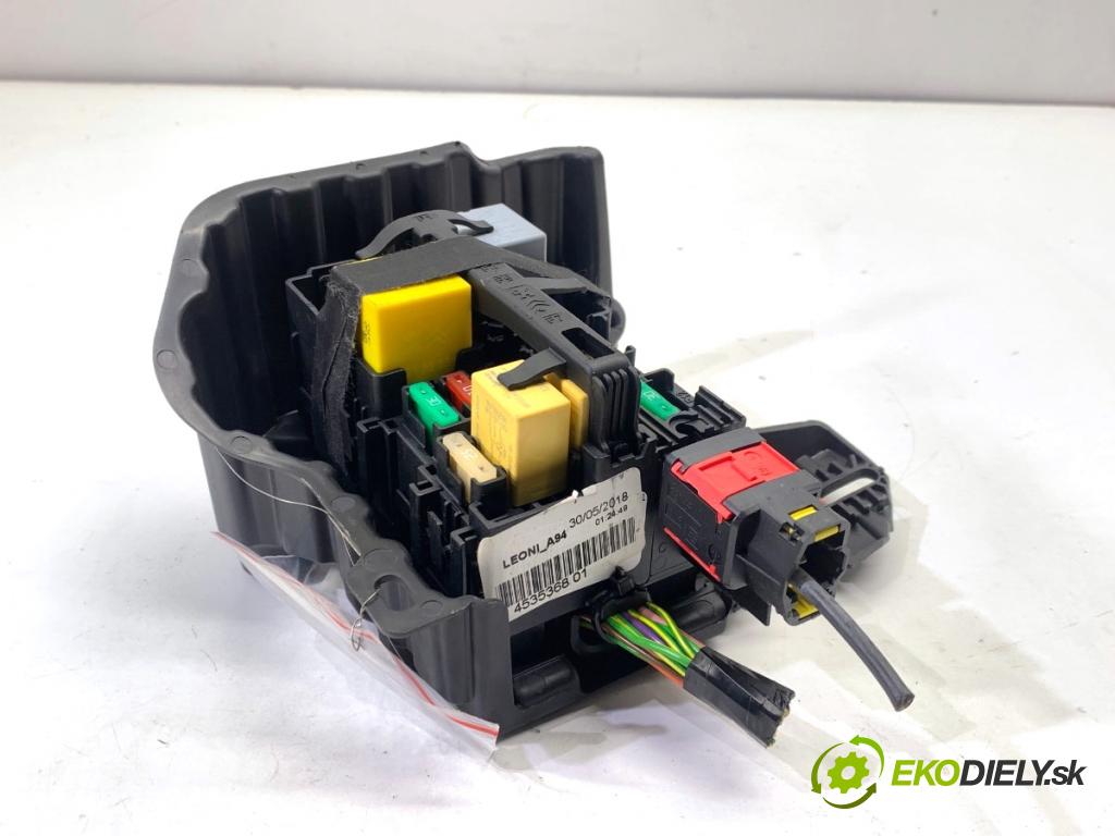 PEUGEOT 2008 I SUV 2018 81 kW 1.2 THP 110 / PureTech 110 1199 Skrinka poistková  (Poistková skrinka)