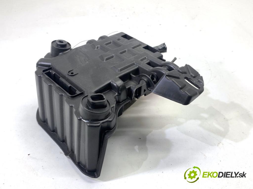 PEUGEOT 2008 I SUV 2018 81 kW 1.2 THP 110 / PureTech 110 1199 Skrinka poistková  (Poistková skrinka)