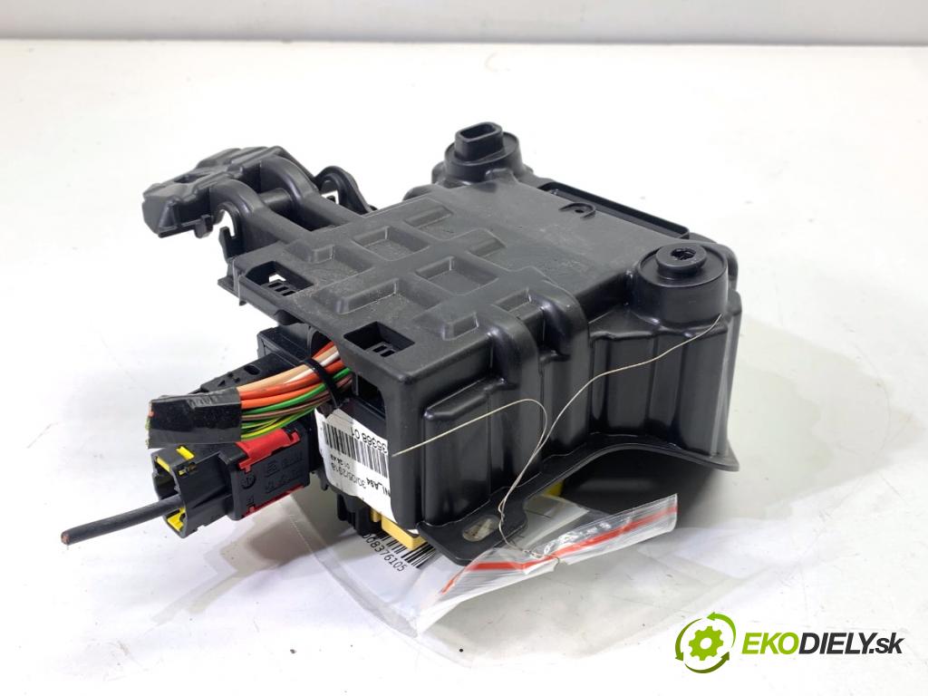 PEUGEOT 2008 I SUV 2018 81 kW 1.2 THP 110 / PureTech 110 1199 Skrinka poistková  (Poistková skrinka)