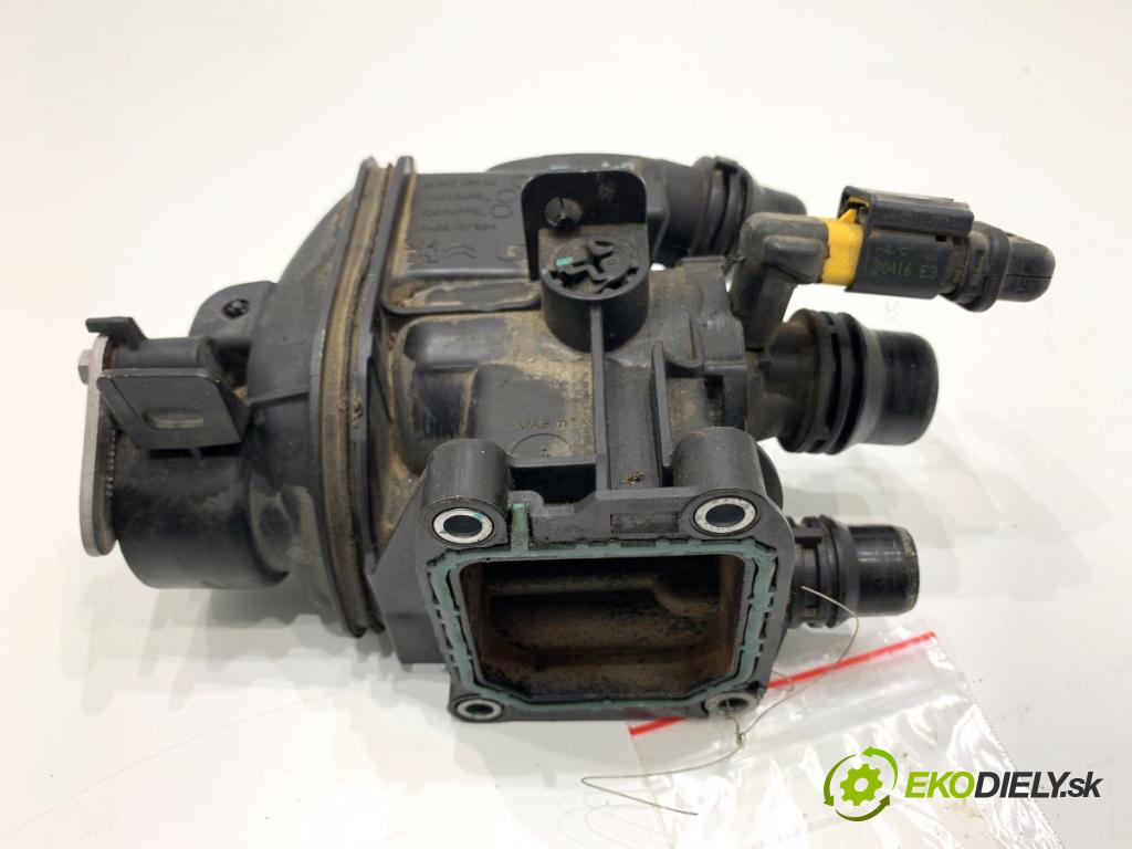 PEUGEOT 2008 I SUV 2018 81 kW 1.2 THP 110 / PureTech 110 1199 obal termostatu 9806243480 (Pouzdro termostatu)