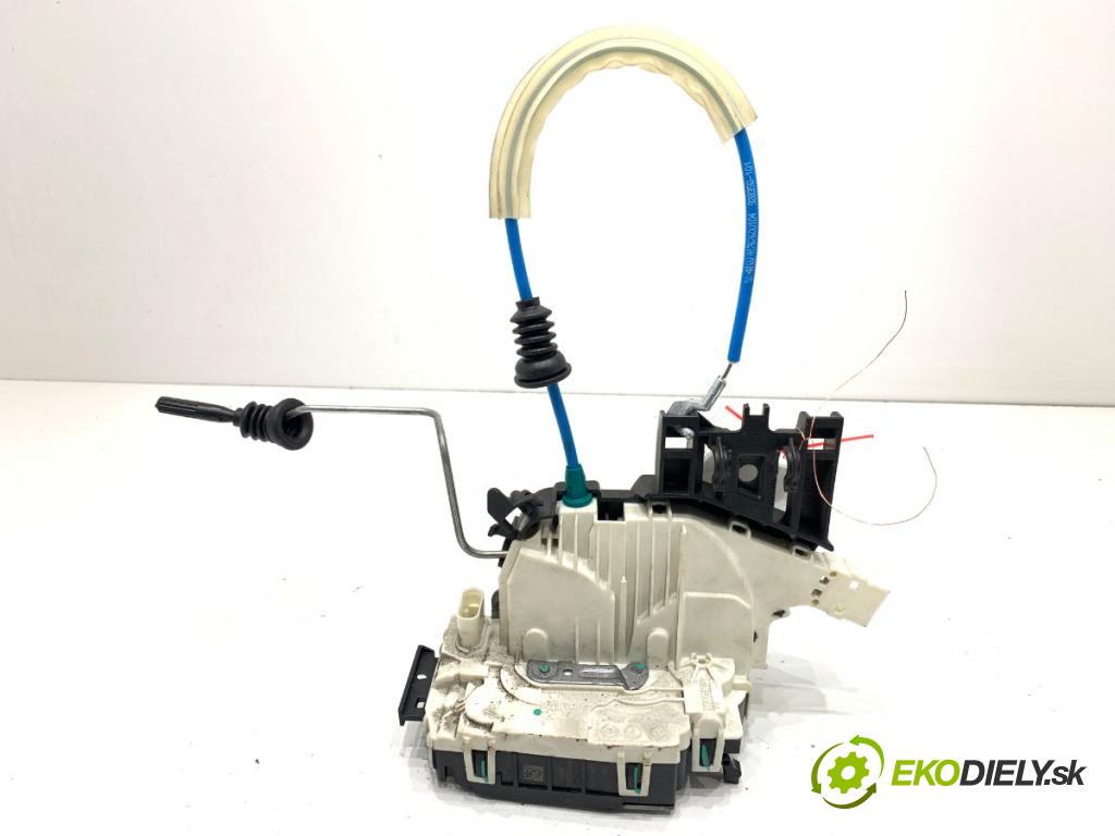 MERCEDES-BENZ W176 liftback 2012 90 kW A 180 (176.042) 1595 zámok Dvere pravy zad 