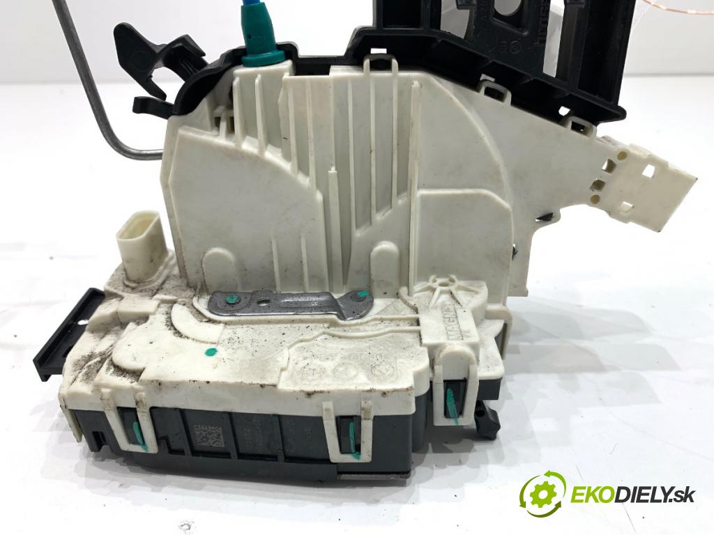 MERCEDES-BENZ W176 liftback 2012 90 kW A 180 (176.042) 1595 zámok Dvere pravy zad