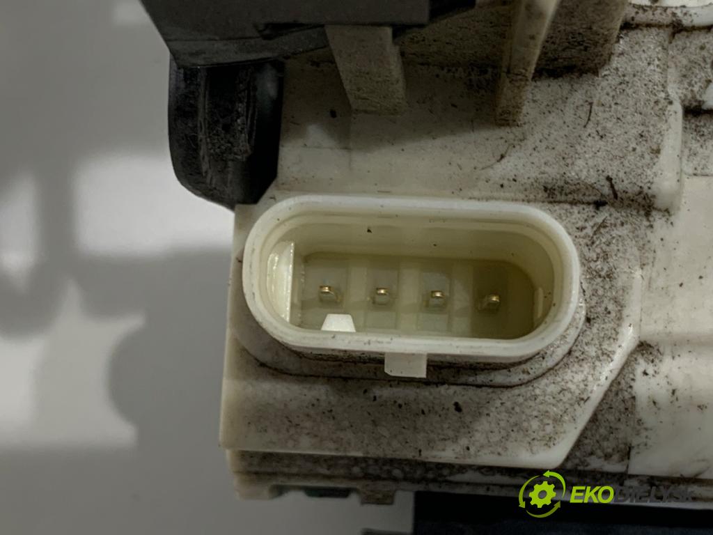 MERCEDES-BENZ W176 liftback 2012 90 kW A 180 (176.042) 1595 zámok Dvere pravy zad