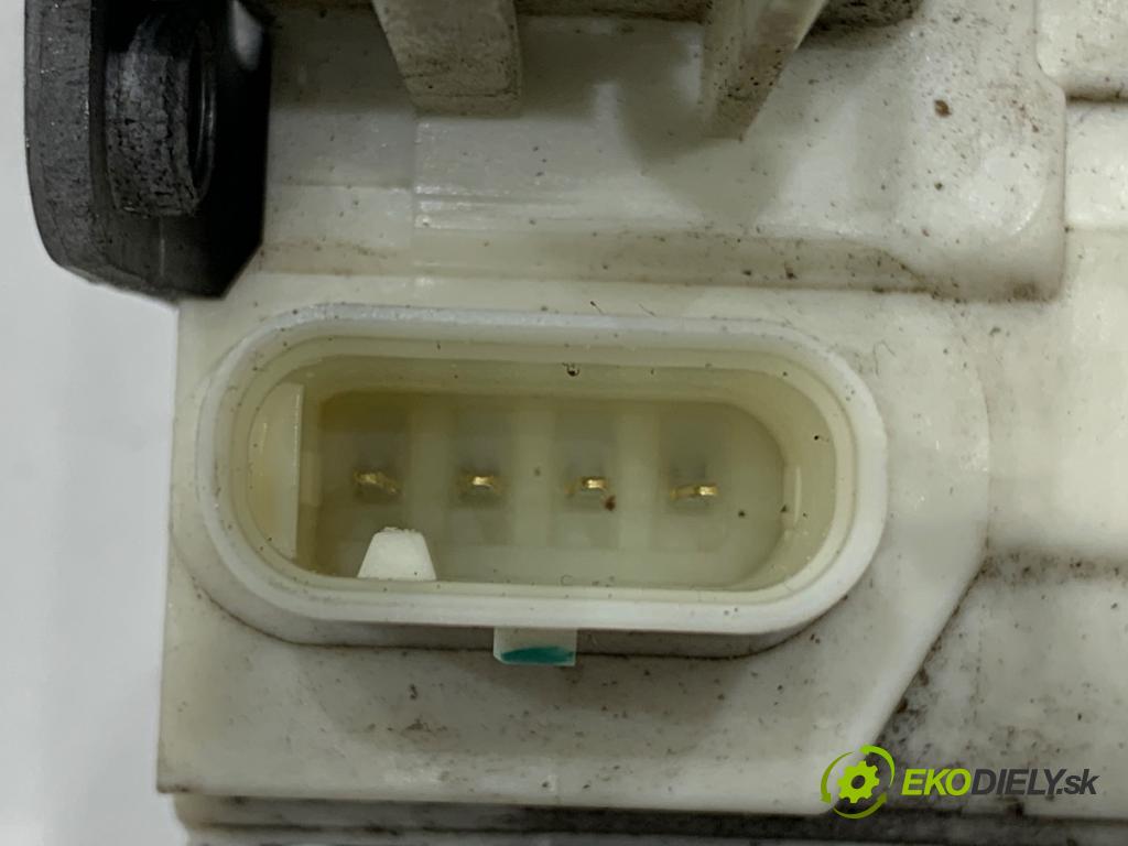 MERCEDES-BENZ W176 liftback 2012 90 kW A 180 (176.042) 1595 zámok Dvere pravy predný