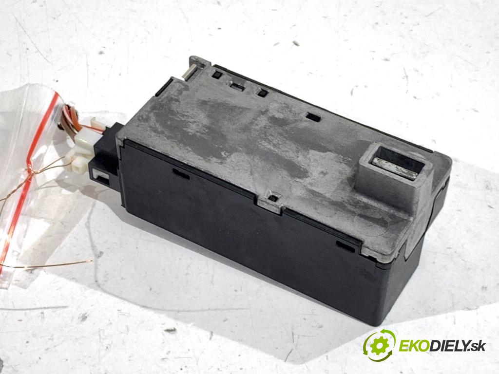 MERCEDES-BENZ W176 liftback 2012 90 kW A 180 (176.042) 1595 blokáda volantu A0999000400 (Řízení ostatní)