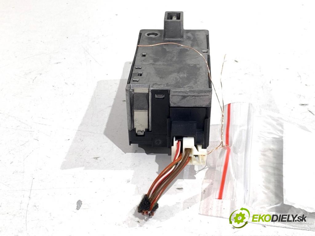 MERCEDES-BENZ W176 liftback 2012 90 kW A 180 (176.042) 1595 blokáda volantu A0999000400 (Řízení ostatní)