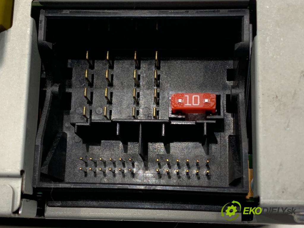 MERCEDES-BENZ W176 liftback 2012 90 kW A 180 (176.042) 1595 RADIO A2469003108 (Audio zariadenie)