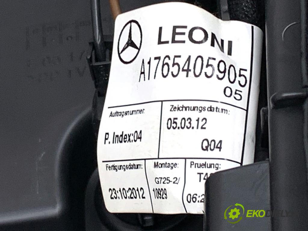 MERCEDES-BENZ W176 liftback 2012 90 kW A 180 (176.042) 1595 Tunel stredový opierka A1765405905