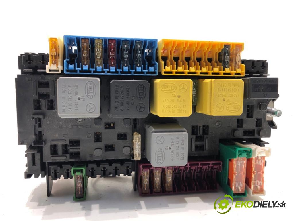 MERCEDES-BENZ W176 liftback 2012 90 kW A 180 (176.042) 1595 Skrinka poistková A2469060093 (Poistková skrinka)