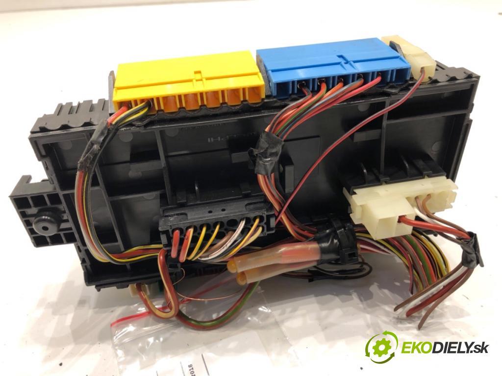 MERCEDES-BENZ W176 liftback 2012 90 kW A 180 (176.042) 1595 Skrinka poistková A2469060093 (Poistková skrinka)