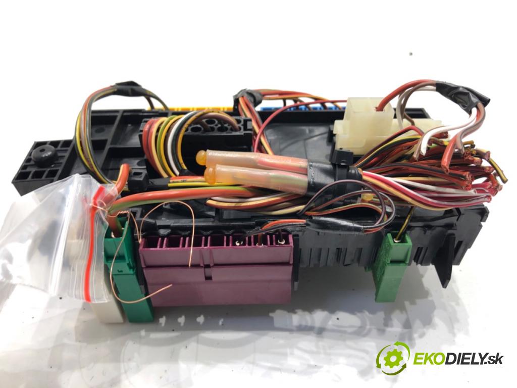 MERCEDES-BENZ W176 liftback 2012 90 kW A 180 (176.042) 1595 Skrinka poistková A2469060093 (Poistková skrinka)