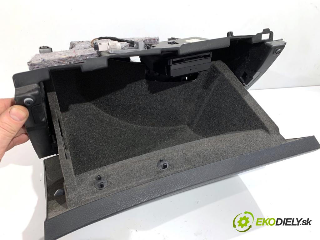 MERCEDES-BENZ W176 liftback 2012 90 kW A 180 (176.042) 1595 Priehradka, kastlík spolujazdca  (Priehradka (kastlík))