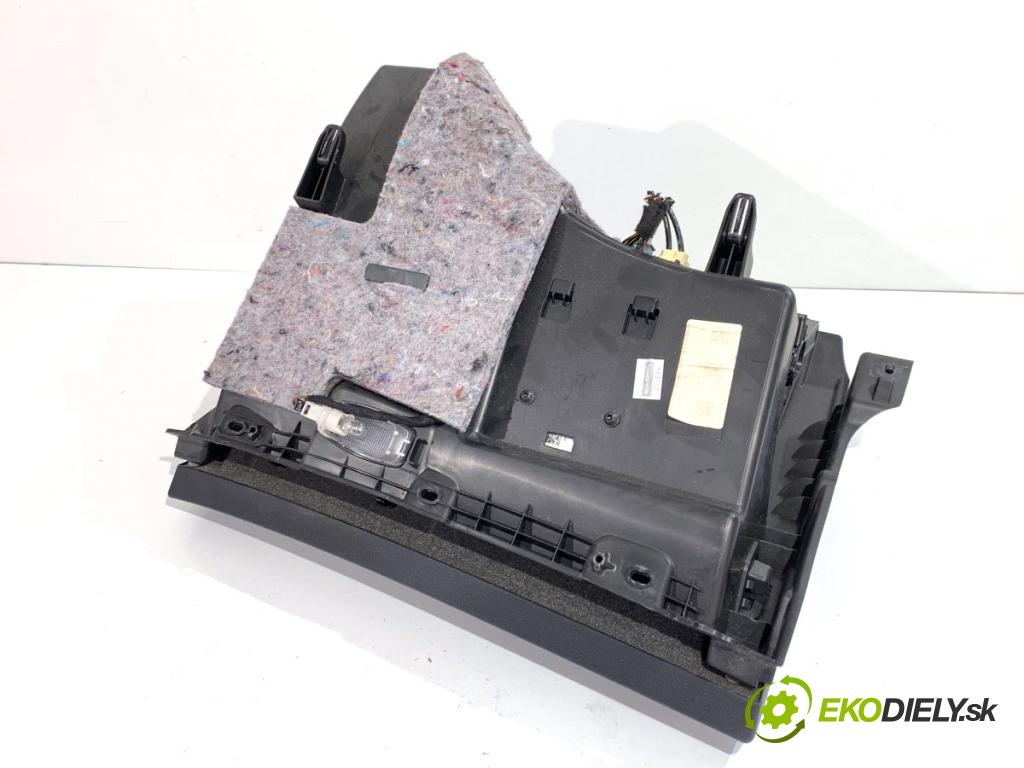 MERCEDES-BENZ W176 liftback 2012 90 kW A 180 (176.042) 1595 Priehradka, kastlík spolujazdca  (Priehradka (kastlík))