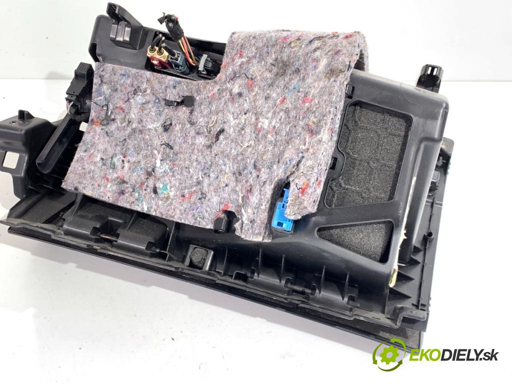 MERCEDES-BENZ W176 liftback 2012 90 kW A 180 (176.042) 1595 Priehradka, kastlík spolujazdca  (Priehradka (kastlík))