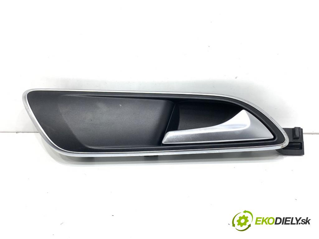 MERCEDES-BENZ W176 liftback 2012 90 kW A 180 (176.042) 1595 klika vnitřní pravý přední část A2467201248