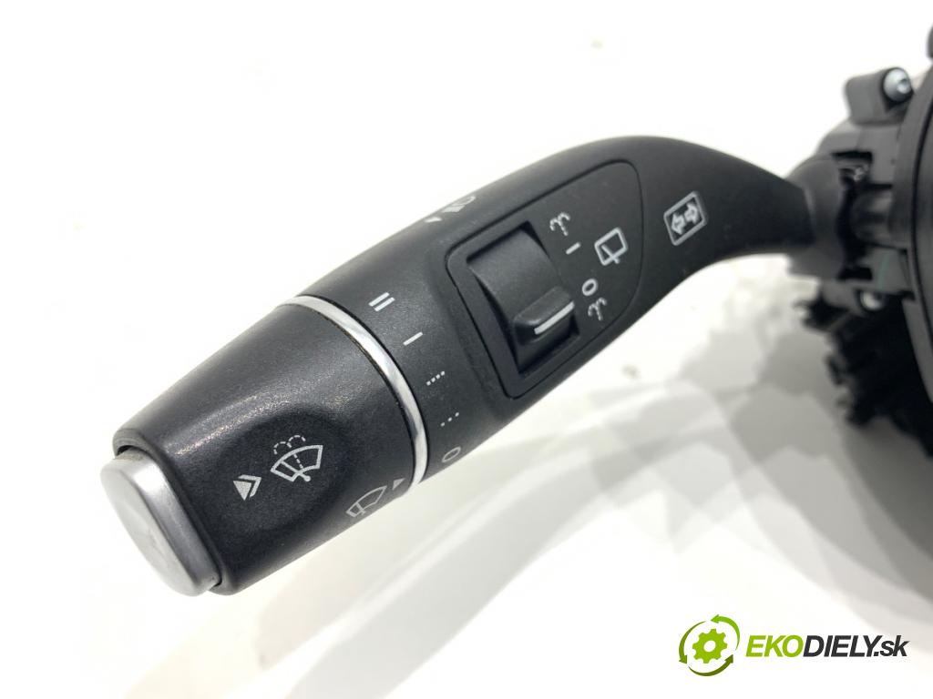 MERCEDES-BENZ W176 liftback 2012 90 kW A 180 (176.042) 1595 Prepínač kombinovaný  (Prepínacie páčky pod volantom)