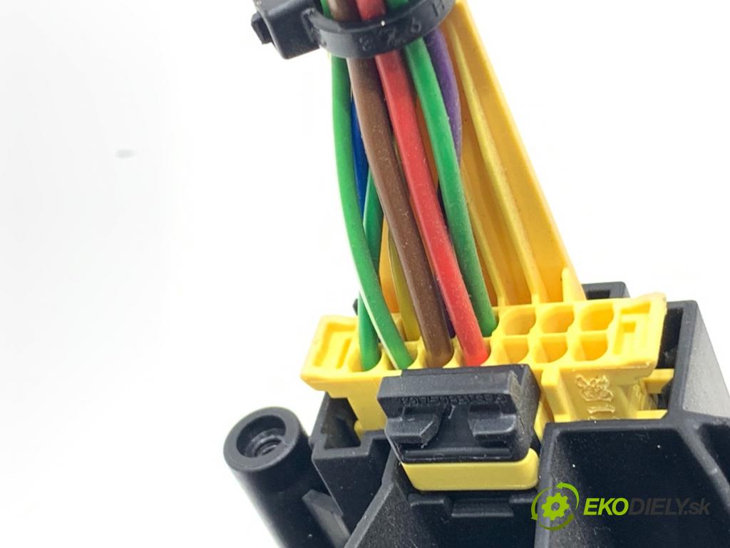 MERCEDES-BENZ W176 liftback 2012 90 kW A 180 (176.042) 1595 Prepínač kombinovaný  (Prepínacie páčky pod volantom)