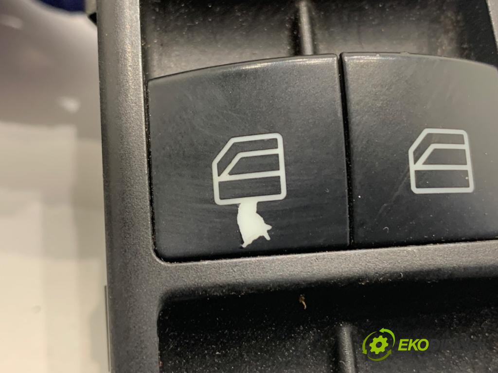 MERCEDES-BENZ W176 liftback 2012 90 kW A 180 (176.042) 1595 Prepínač okien A1669054300 (Prepínacie páčky pod volantom)