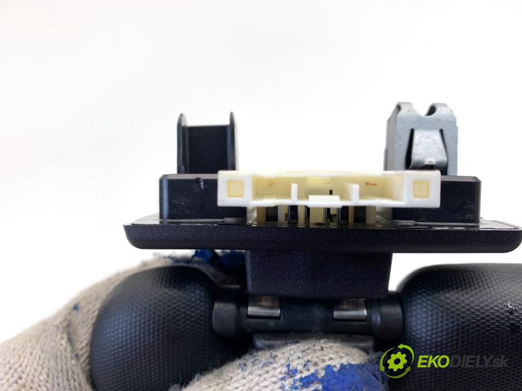 MERCEDES-BENZ W176 liftback 2012 90 kW A 180 (176.042) 1595 clona sluneční levý