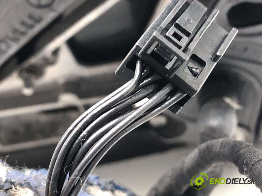 MERCEDES-BENZ W176 liftback 2012 90 kW A 180 (176.042) 1595 Spätné zrkadlo pravy