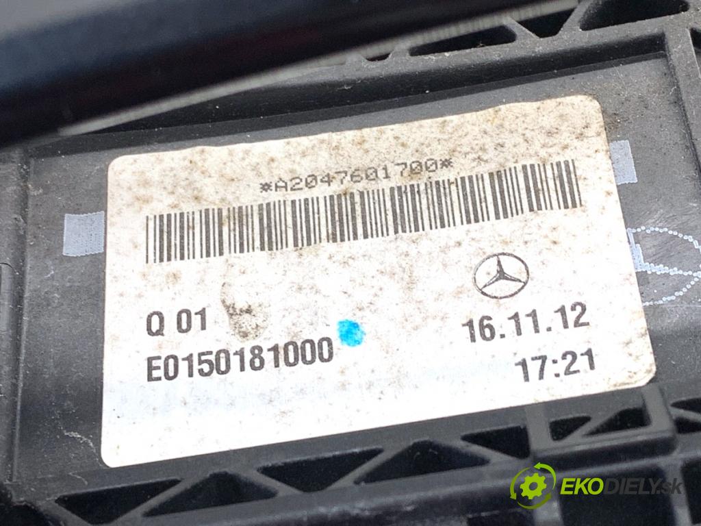 MERCEDES-BENZ W176 liftback 2012 90 kW A 180 (176.042) 1595 klika vnejší levý přední část A2047601700
