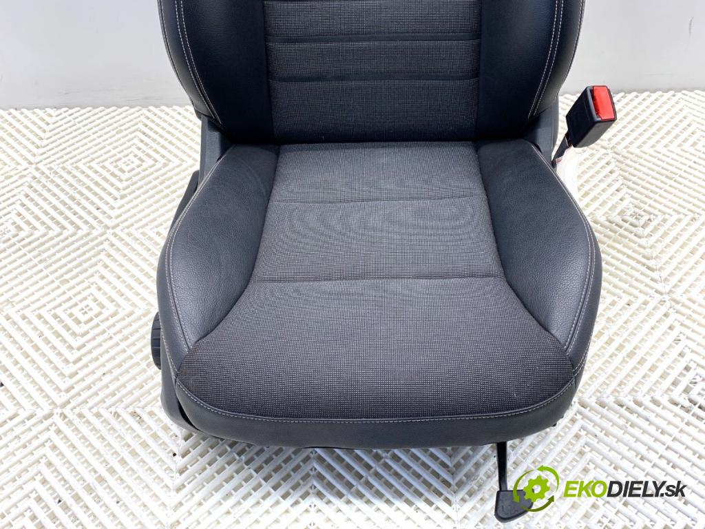 MERCEDES-BENZ W176 liftback 2012 90 kW A 180 (176.042) 1595 sedadlo pravý přední část