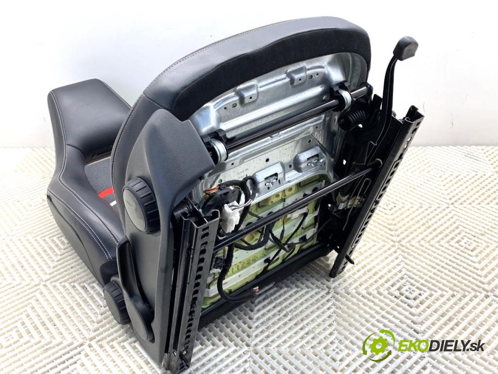 MERCEDES-BENZ W176 liftback 2012 90 kW A 180 (176.042) 1595 sedadlo pravý přední část