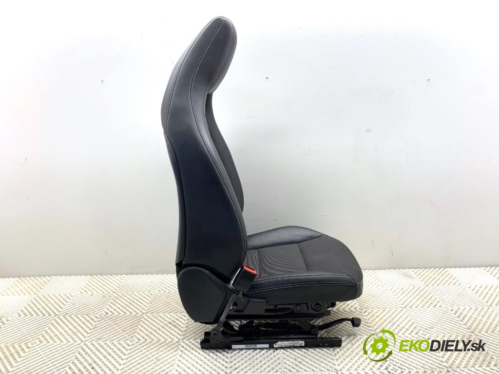 MERCEDES-BENZ W176 liftback 2012 90 kW A 180 (176.042) 1595 sedadlo levý přední část