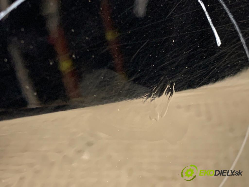 MERCEDES-BENZ W176 liftback 2012 90 kW A 180 (176.042) 1595 dveře pravý zadní část